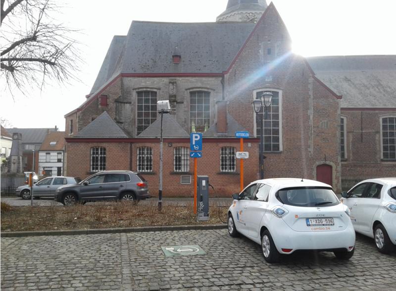 Onze nieuwe Renault Zoe aan de kerk in Kalken